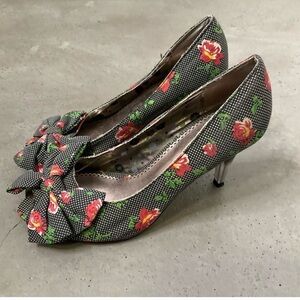 Poetic License Peep Toe Shoes - Size 8 - 3 inch ombré heel